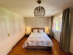 3 Schlafzimmer, Schreibtisch, Bügeleisen/Bügelbrett, Reisekinderbett