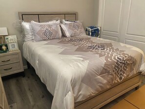 3 bedrooms, iron/ironing board, free WiFi, bed sheets - Stunning Avondale Home! (Avondale)