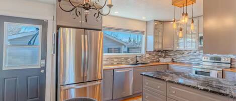 Toaster, cookware/dishes/utensils