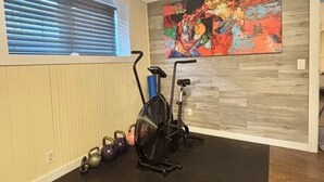 Fitness facility - Large Family-Friendly 3BE Home | Easy Access to QE2 (Airdrie)