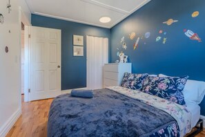 3 bedrooms, iron/ironing board, WiFi, bed sheets