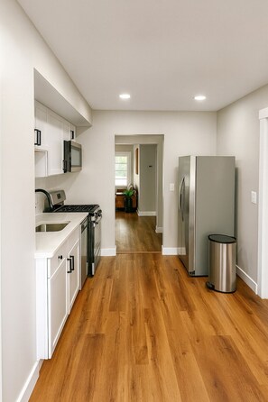 ثلاجة، ميكروويف، فرن، موقد طهي مسطح