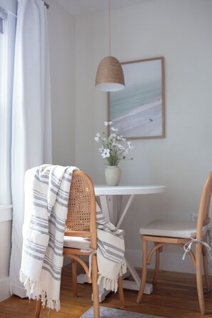 Dining - Cozy & Bright Fully Renovated Coastal Cottage (Zephyrhills)