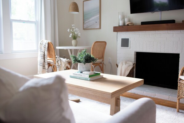 Smart TV, books - Cozy & Bright Fully Renovated Coastal Cottage (Zephyrhills)