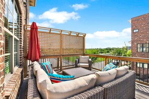 Property grounds - Wharfside Whimsy | 3BR Retreat Walk to River St (Savannah)