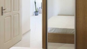 1 chambre, fer et planche à repasser, Wi-Fi gratuit, draps fournis