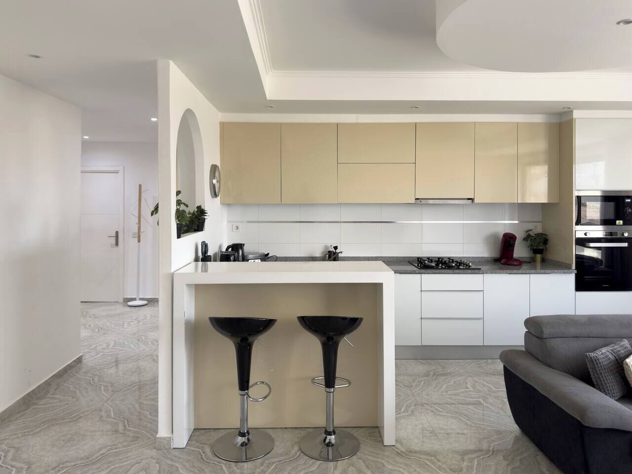 Frigorífico, microondas, horno y placa de cocina