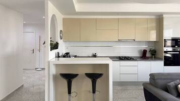 Frigorífico, microondas, horno y placa de cocina