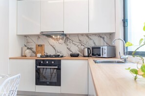 Liesi, keittoastiat/astiat/ruokailuvälineet
