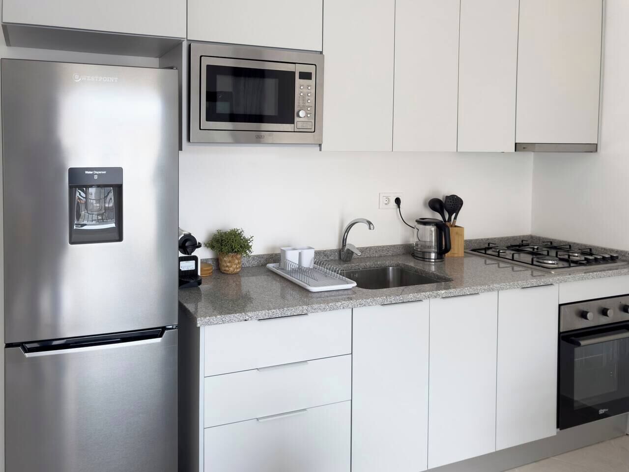 Geladeira, micro-ondas, fogão, cooktop