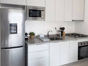 Réfrigérateur, four à micro-ondes, un four, surface de cuisson