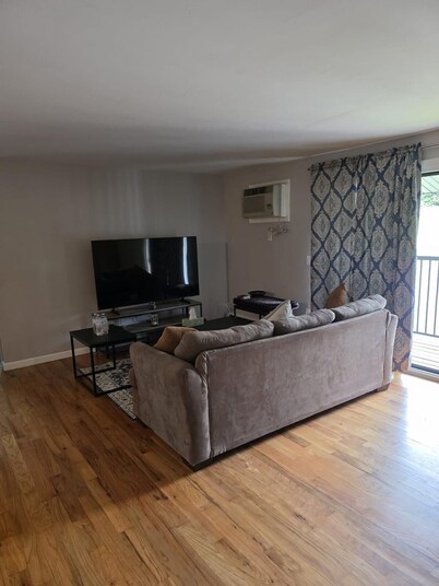 Marvelous 2-bedroom apartment with AC in lively Liverpool