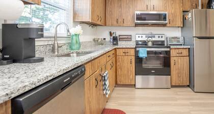 Charming 2-bedroom townhome in Norwich near Great Wolf L, Foxwoods & Mohegan Sun