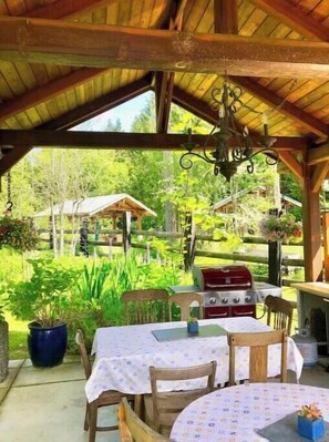 Outdoor dining - Bond Ranch Retreat, Rustic Olympic Peninsula (Sequim)