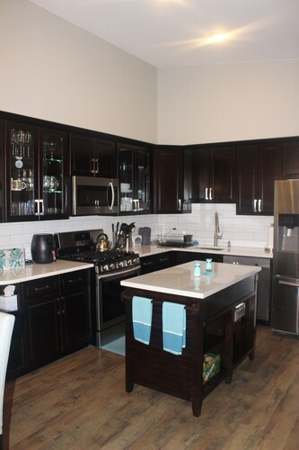 Charming 2-bedroom condo in brilliant West Bloomfield with AC