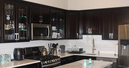 Charming 2-bedroom condo in brilliant West Bloomfield with AC