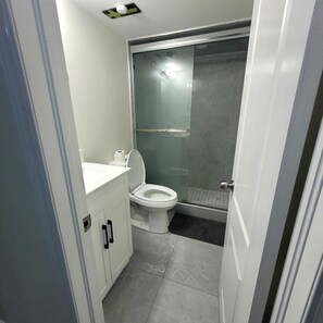 Douche, serviettes fournies, savon, shampooing