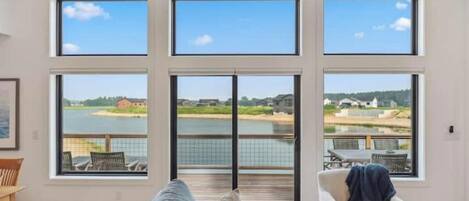 Smart TV, chimenea, videojuegos y libros