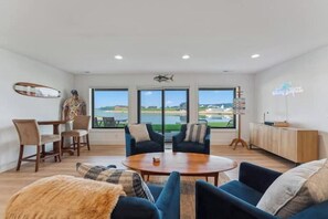 Een smart-tv, een open haard, videogames en boeken