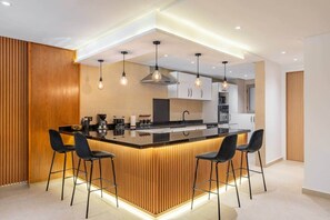 Microondas, horno, placa de cocina, lavavajillas