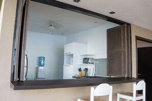 Casa Comfort, vistes a la platja, primera línia de mar | Cuina privada | Frigorífic gran, microones, forn i placa de cuina