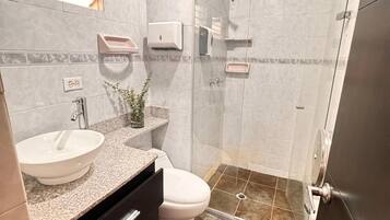 Standard Triple Room | Bathroom