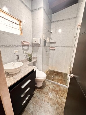 Habitación triple estándar | Baño