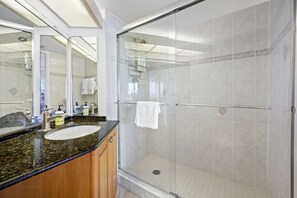 Dusche, Whirlpool, Haartrockner, Handtücher