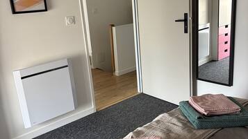 2 chambres, fer et planche à repasser, Wi-Fi, draps fournis