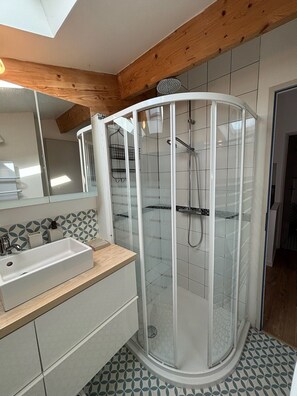 Dusche, Haartrockner, Handtücher, Toilettenpapier