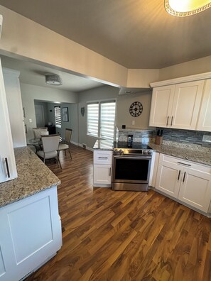 電子レンジ、オーブン、コンロ、食器洗い機