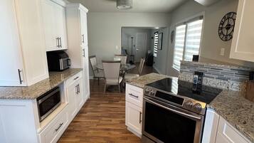 Micro-ondes, four, plaque de cuisson, lave-vaisselle