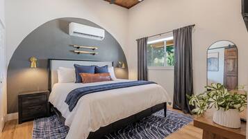 5 bedrooms, iron/ironing board, WiFi, bed sheets