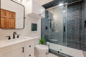 Dusche, Haartrockner, Handtücher, Toilettenpapier