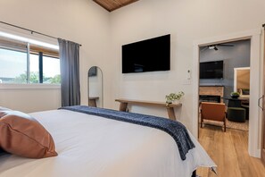 5 bedrooms, iron/ironing board, WiFi, bed sheets