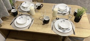 Comfort Apartment, 3 Bedrooms, Non Smoking, Patio | In-room dining