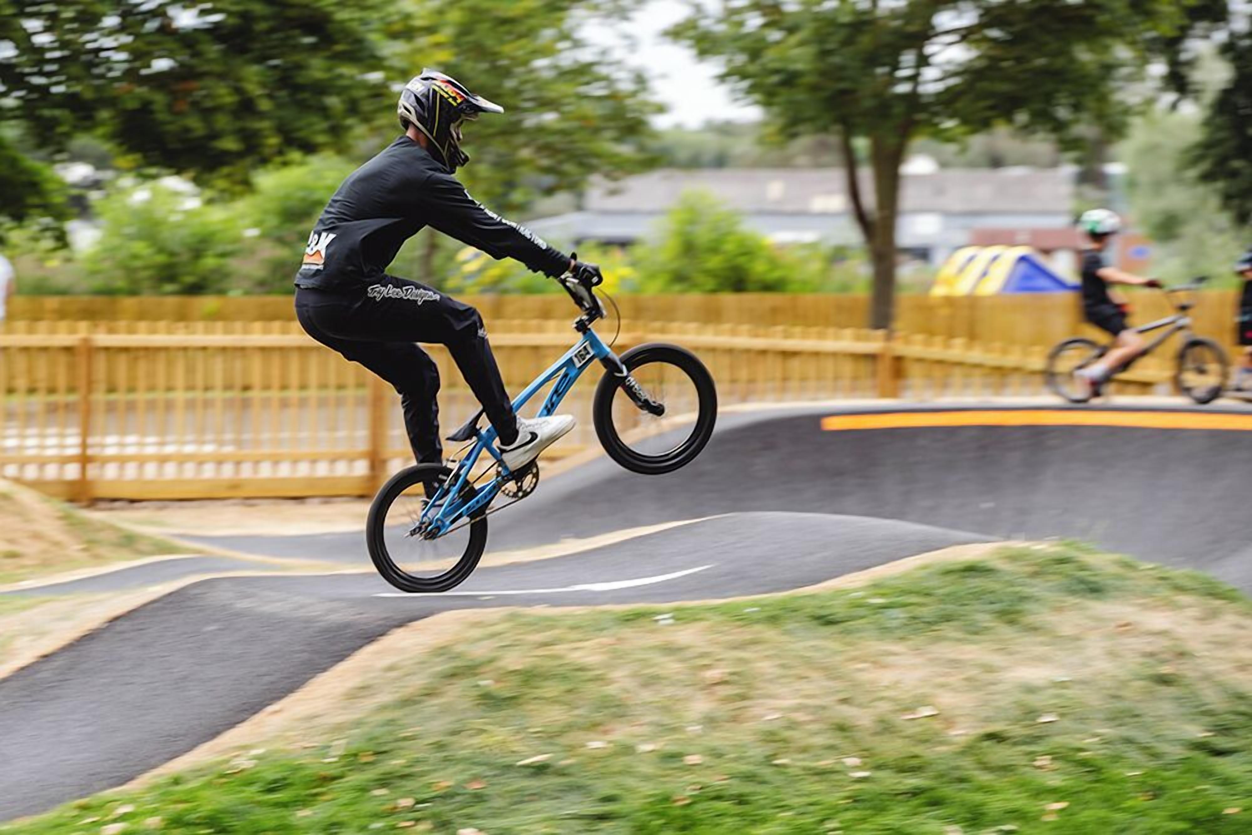 En person cykler på en BMX-bane.