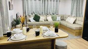 คอมฟอร์ทอพาร์ทเมนท์, 3 ห้องนอน, ปลอดบุหรี่, ลานระเบียง | บริเวณนั่งเล่น