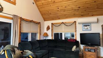 Televisión, reproductor de DVD y futbolito