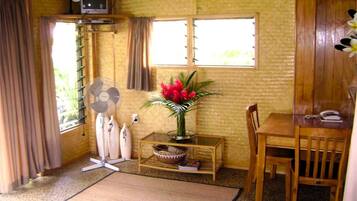 Bungalow superior, 1 cama de matrimonio grande, lanai, vistas a la laguna | Interior