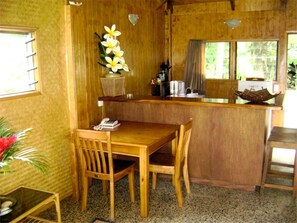 Superior-Bungalow, 1 King-Bett, Veranda, Blick auf die Lagune | Eigene Küche