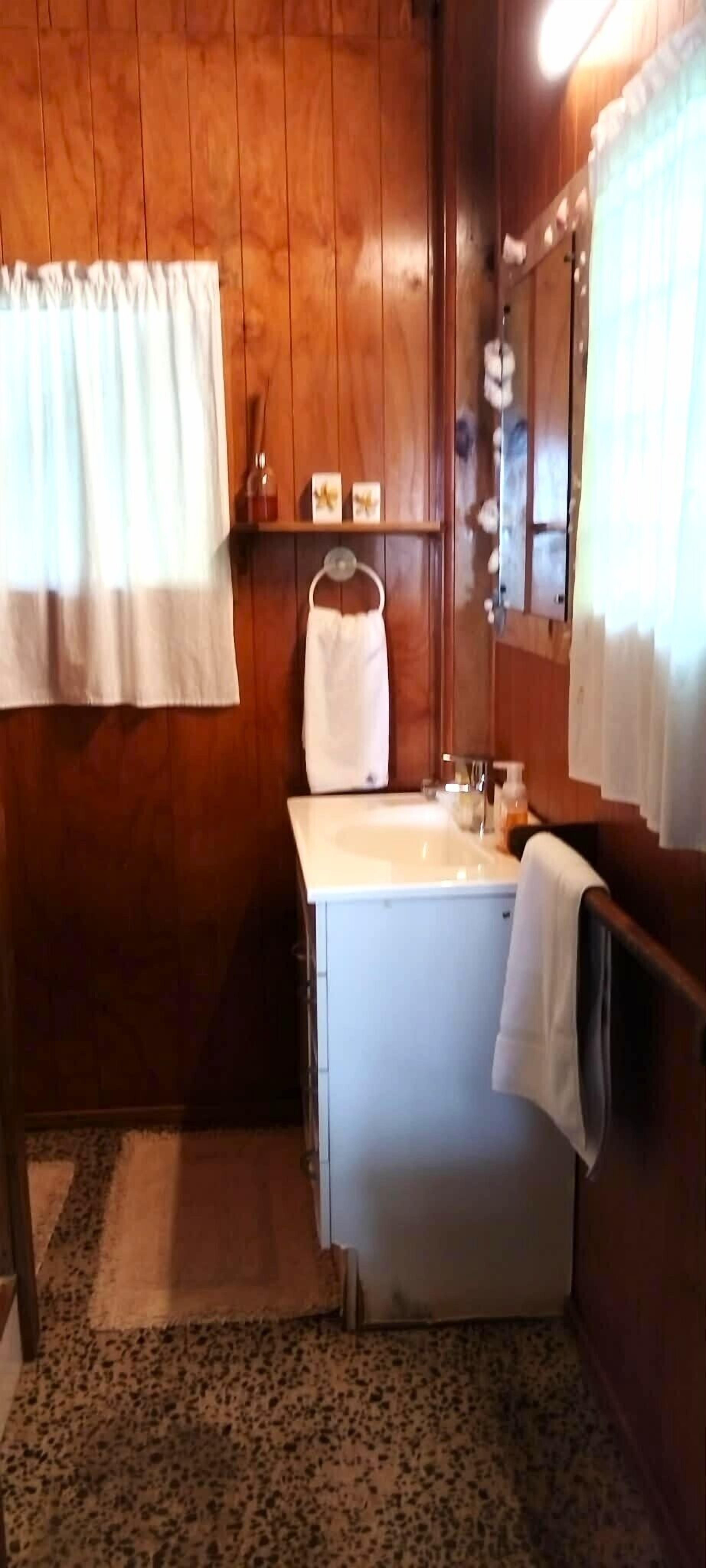 Bungalow superior, 1 cama de matrimonio grande, lanai, vistas a la laguna | Baño