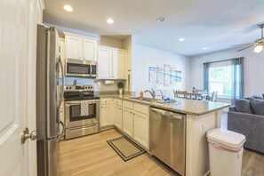 冷蔵庫、電子レンジ、オーブン、コンロ