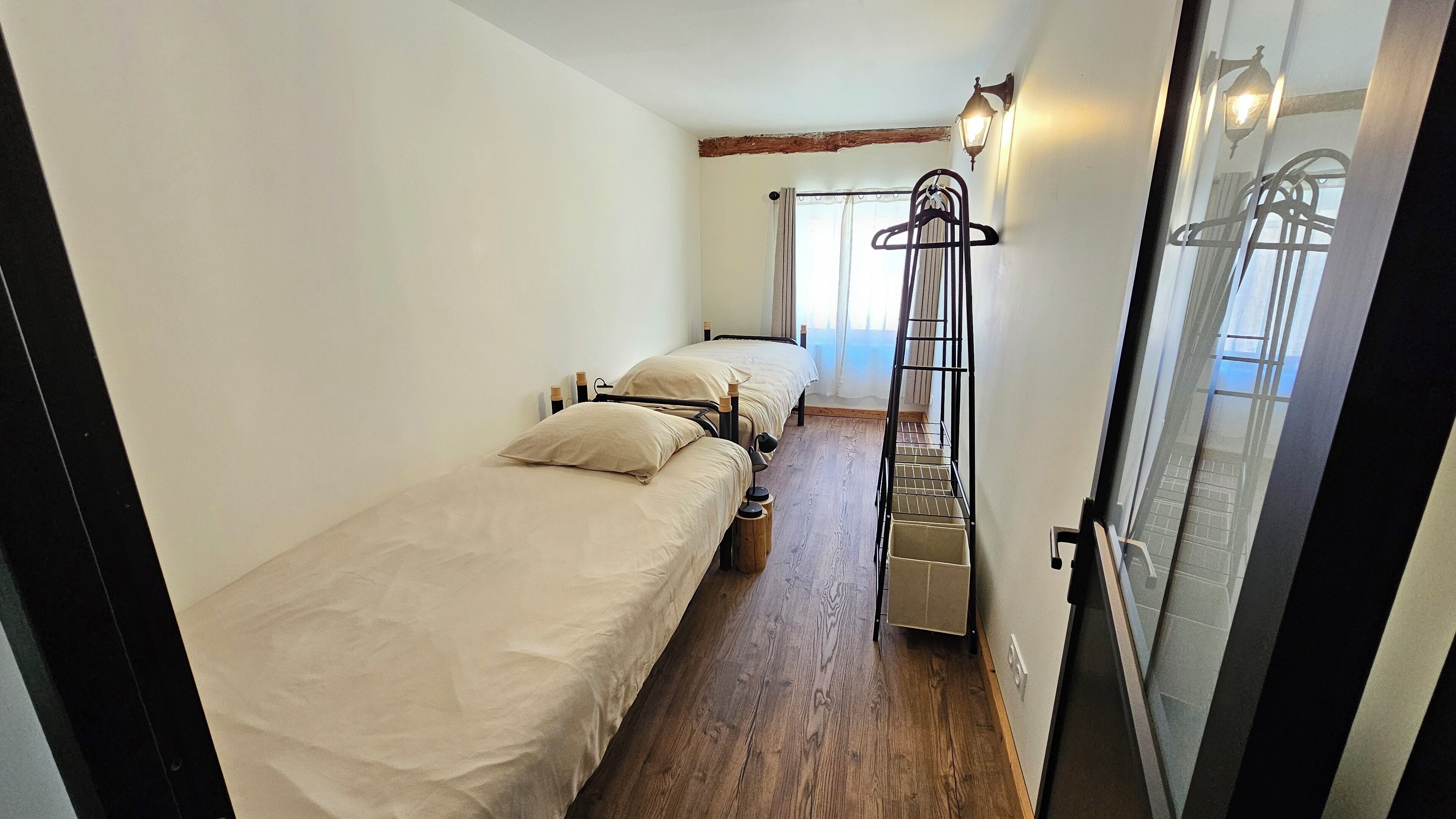 2 habitaciones, tabla de planchar con plancha, wifi y ropa de cama 