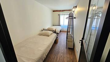 2 habitaciones, tabla de planchar con plancha, wifi y ropa de cama