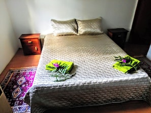 2 bedrooms, iron/ironing board, bed sheets