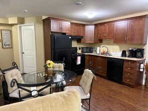 Een microgolfoven, een oven, een kookplaat, een vaatwasser