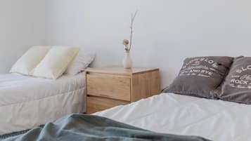 2 bedrooms, internet, bed sheets
