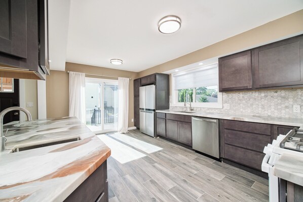 Microwave, electric kettle, toaster, blender