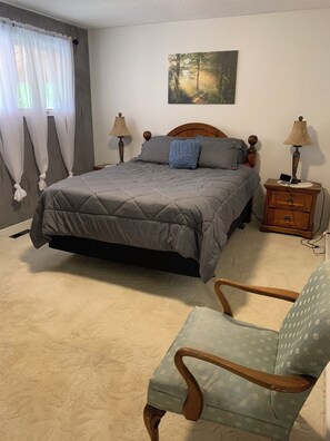 2 bedrooms, desk, iron/ironing board, free WiFi - A Peaceful Retreat close to a lake, walking paths, golf, shopping and hospital. (Lethbridge)